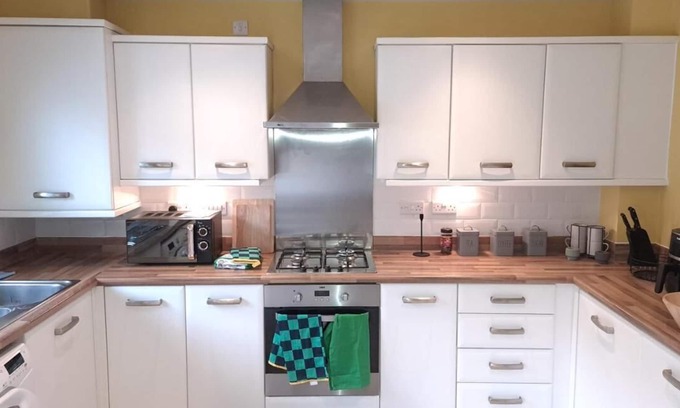Manchester House | Spacious 3-bedroom house -WIFI & private parking for 2 cars in charming Salford
