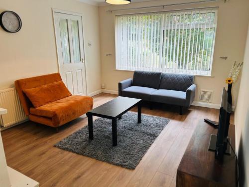 Tea Green Apartment | Spacious 3 Bedroom house in Luton with free on-street parking, Close to Airport and Town Centre