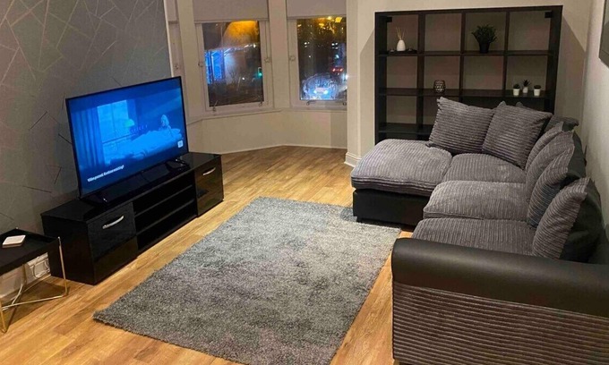 Airdrie Apartment | Spacious 3 Bedroom Maisonette