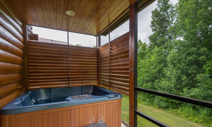 White Oak Lodge Cabin | Spacious 3 bedroom, private hot tub, walk to community pool and firepit.