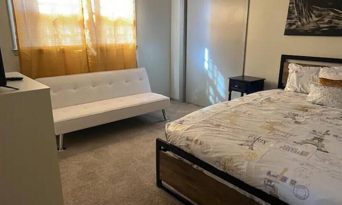 Valdosta House | "Spacious 3-Bedroom Retreat with 4 Queen Beds and 2 Baths – Your Ideal Getaway!"
