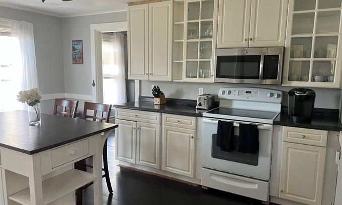 Portland Apartment | Spacious 3 BR in Portland's Libbytown!