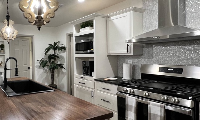 North San Antonio - SAT House | Spacious 3 BR near Airport, AT&T CTR & Riverwalk!