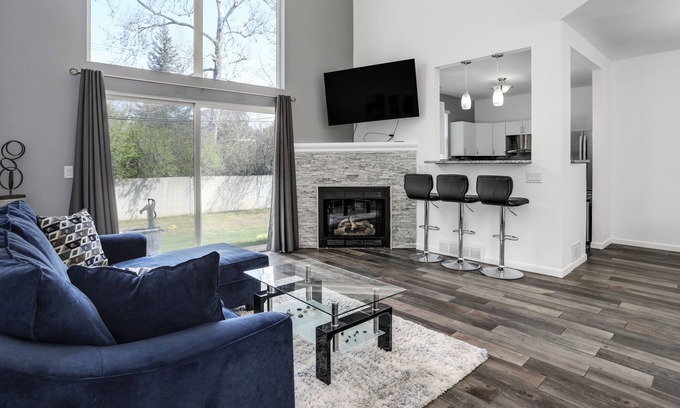 Lathrup Village House | Spacious 3 Level Condo Sleeps 7 Near Royal Oak