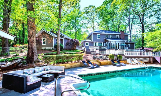 Lilburn House | Spacious 3-level dream entertainment with Foosball,Projector,HotTub&SUMMER:Pool