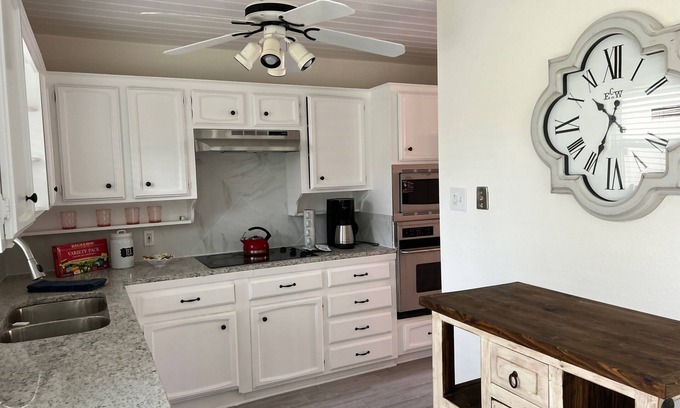 West Arlington House | Spacious 3BD 2.5BA FreeWiFi Parking 3.4 miles to AT&T Stadium, 17 mi to DFW Intl