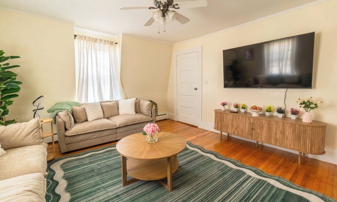 Salem Apartment | Spacious 3BDR/4Bed apartment with King + Queen beds, WiFi, AC in Downtown Salem