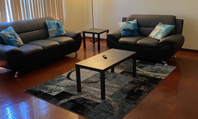 Milwaukee Apartment | Spacious 3bdr free wine wifi and parking