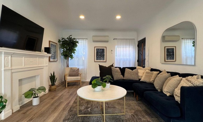 Palms Apartment | Spacious 3BR/3BA Home Private Yard in Culver City
