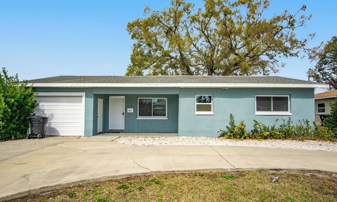 Gulfport House | Spacious 3BR Gulfport Retreat 3 minutes to Beach Park!