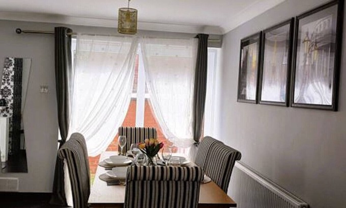 Luton Apartment | Spacious 3BR Home w. Garden & Parking | Sleeps 7 | Near Luton Airport