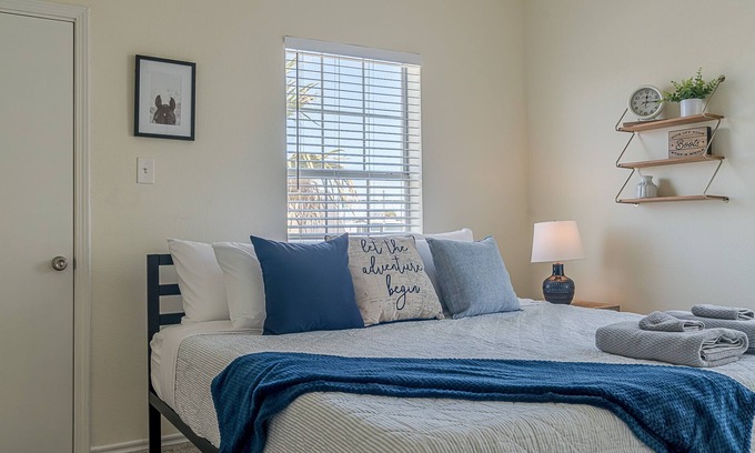 Galveston Cottage | Spacious 3BR home - Ideal for Extended Stays