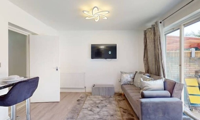 Offham House | Spacious 3BR Home + Parking