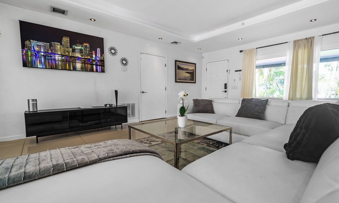 Golden Glades House | Spacious 3BR Home with Oversized Pool & Backyardn