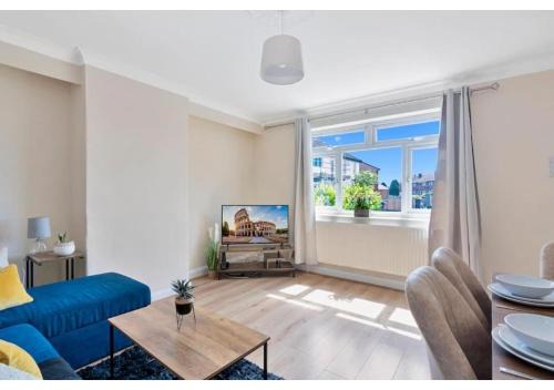 Turkey Street Apartment | Spacious 3BR house, Enfield North London, Comfy for contractors and relocators