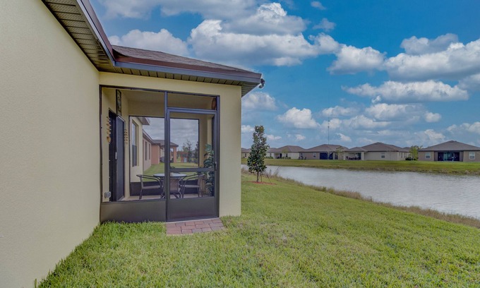 Fort Pierce House | Spacious 3BR residential near the beach (10 mins)