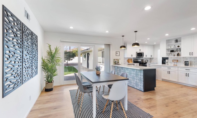 Ontario House | Spacious 3BR Single Family Home with Parking