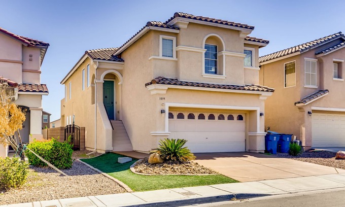 Henderson House | Spacious 3brd house with a pool mins from the strip & close to the Raider's HQ