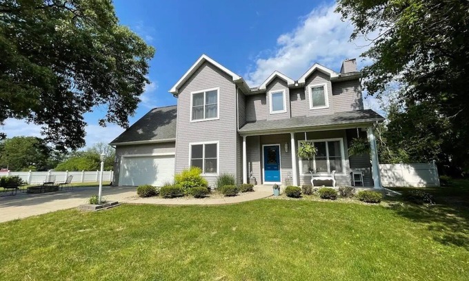 Stevensville House | Spacious 4 bdrm 4 bath home on an acre. 1 mile to Lake Michigan. St.Joe area.