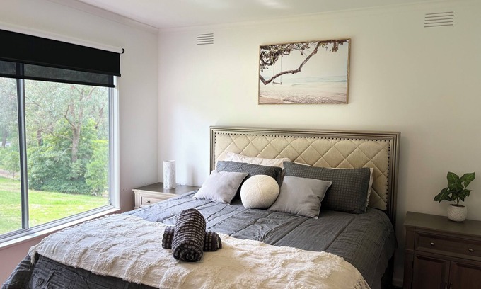North Warrandyte House | Spacious 4 Bedroom Hilltop Home with Treetop Views near Yarra Valley