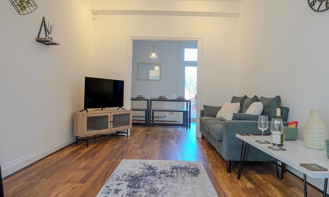 Shortlands House | Spacious 4 Bed Central Property w/Free Parking and Garden Dining