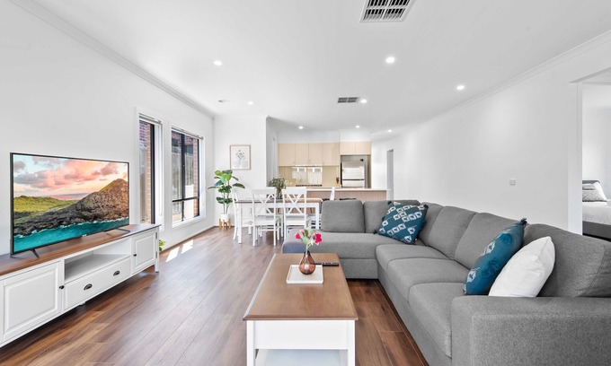 Truganina House | Spacious 4-Bed Family Home in Peaceful Spot