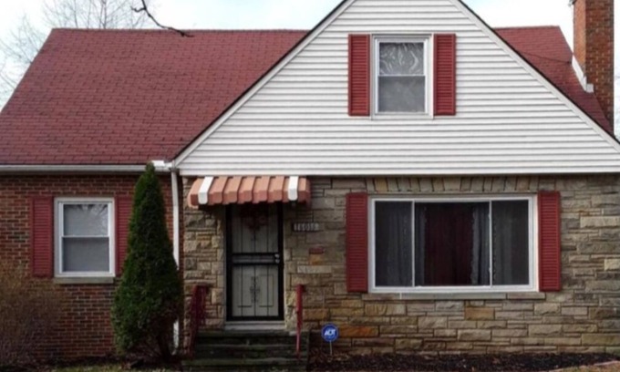 East Cleveland House | Spacious 4 bedroom house with bedrooms on the first floor. Travelers welcomed.