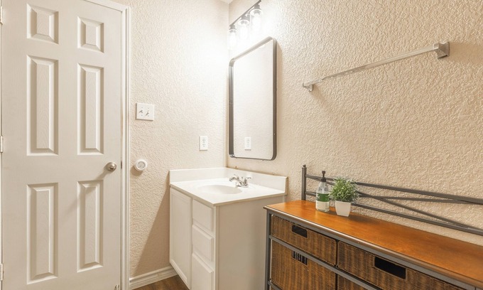 Grand Prairie House | Spacious 4-bedroom near Joe Pool Lake/AT&T/sixflags/Globe Life Field