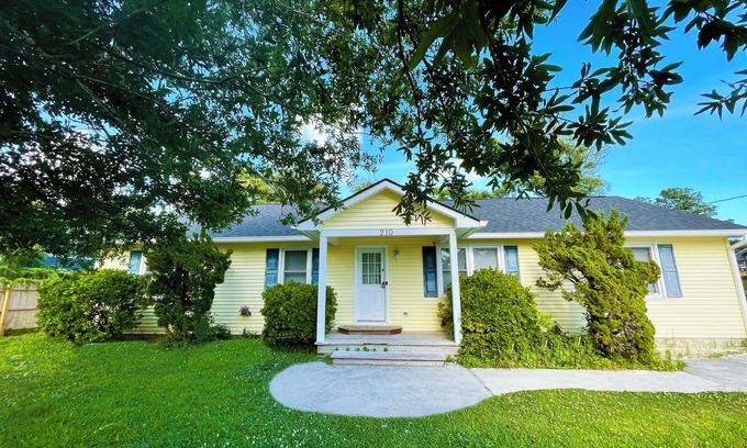 Morehead City House | Spacious 4 Bedroom Bungalow - Quiet and Central Location!