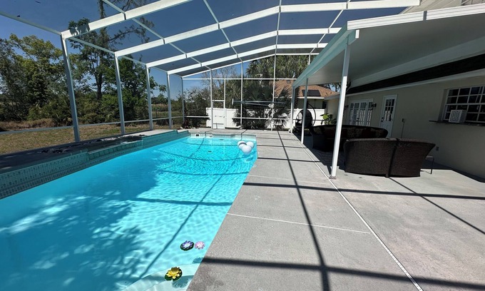 Silver Lake House | Spacious 4 bedroom 3.5 bath POOL home W/Gym!