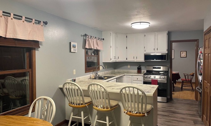 Oshkosh House | Spacious 4-bedroom 3 Bath house, close to EAA