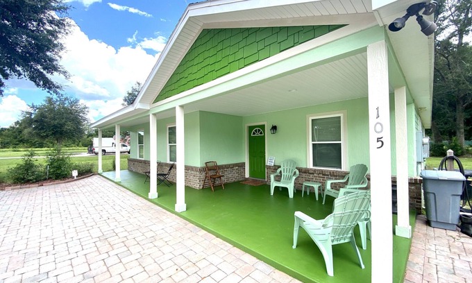 Hollister House | Spacious 4 Bedroom 3 Full Bath Easy Drive Ocala National Parks & Amazing Springs