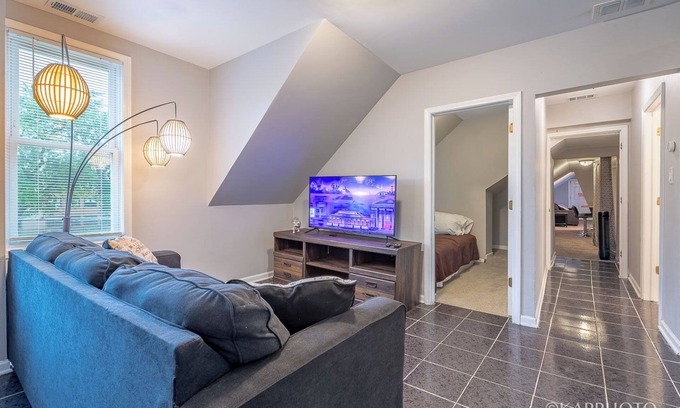 Ducktown Apartment | Spacious 4-bedroom apartment with AC and WiFi in terrific Chicago