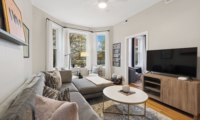 Uptown Apartment | Spacious 4-bedroom apartment with WiFi, AC in brilliant Chicago