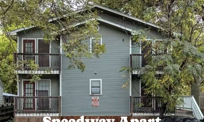 Hyde Park Apartment | Spacious 4-bedroom apartment Close to SXSW ACL UT & Downtown Pet Friendly!