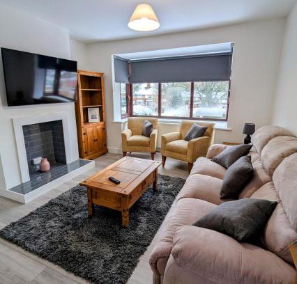 Forsbrook House | Spacious 4 Bedroom Home