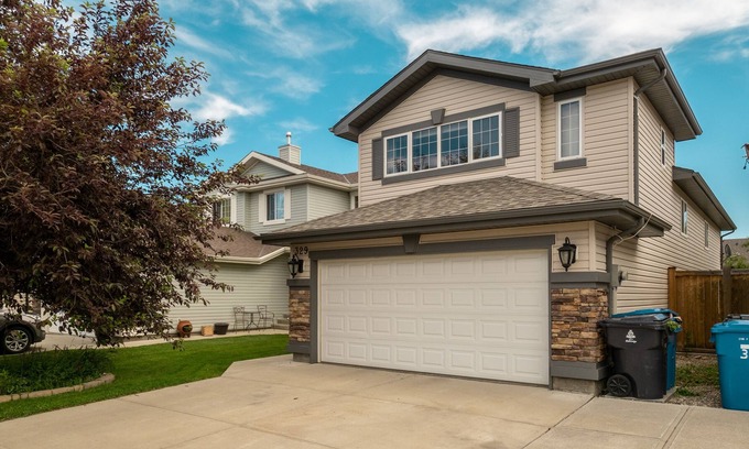 Lethbridge House | Spacious 4 Bedroom Home in Vibrant Neighbourhood