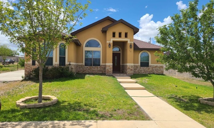 Rosita South House | Spacious 4-bedroom house in beautiful Eagle Pass with AC, WiFi