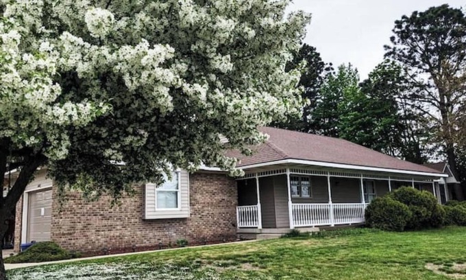 Grandville House | Spacious 4-bedroom house in fantastic Grandville with WiFi, AC