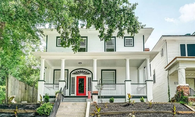 Petersburg House | Spacious 4-bedroom house in charming Petersburg