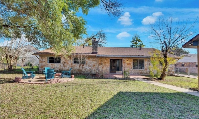 Egger Acres House | Spacious 4-bedroom house w/fenced yard - monthly discounts for longer bookings