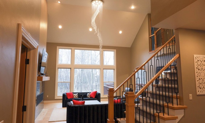Ashwaubenon House | Spacious 4 Bedroom House. EX-home of Pro-Bowl Packer!