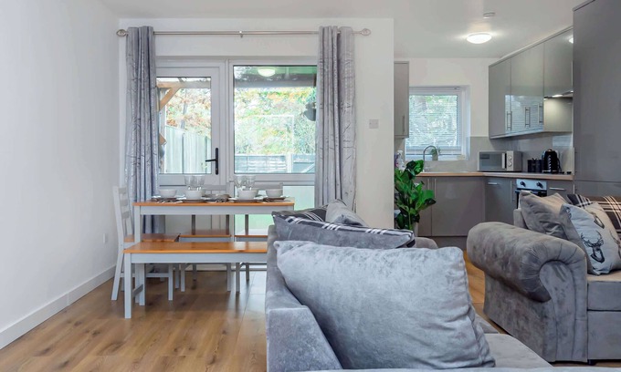 Horton House | Spacious 4 Bedroom Home with Parking Near Heathrow