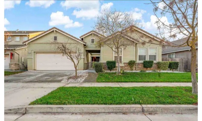 Merced House | Spacious 4 bedroom Home in Merced - free parking