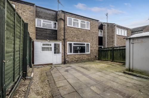 Corby House | Spacious 4 Bedroom House private parking