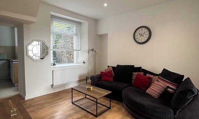 Castle House | Spacious 4 Bedroom House - Central & Pet Friendly