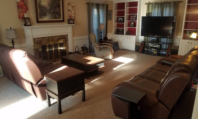 Dunwoody House | Spacious 4 -bedroom house in welcoming Dunwoody, large back yard. Close to MARTA