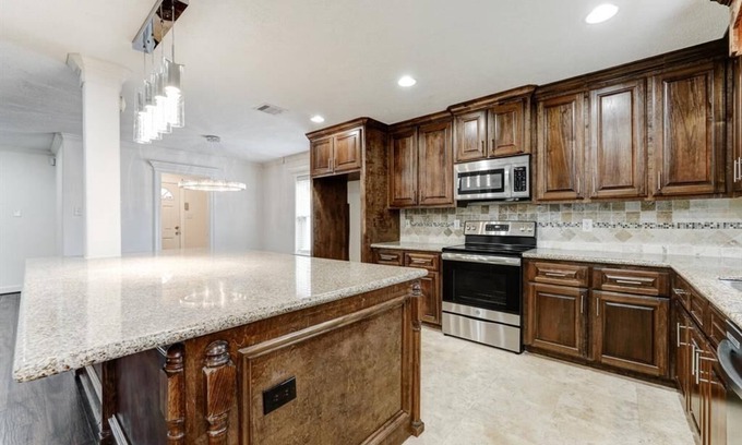 Westbury House | Spacious 4-bedroom house in Houston 20 mins to downtown, with Hot tub