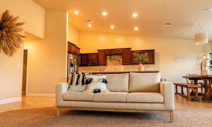 Greenacres House | Spacious 4-bedroom house with WiFi and AC in charming Shafter