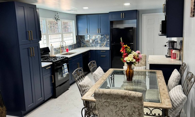 Constitution House | Spacious 4-bedroom house in beautiful Atlanta with AC